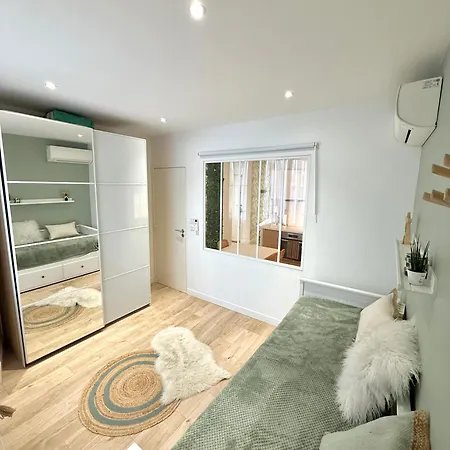 T3 6 Personnes De 60m2 Au Coeur De Ville, Terrasse Et Parking Gratuit Saint-Raphael (Var)