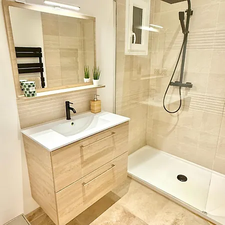T3 6 Personnes De 60m2 Au Coeur De Ville, Terrasse Et Parking Gratuit Saint-Raphael (Var)